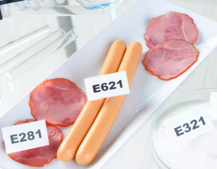 Aplicação de conservantes em produtos à base de carne